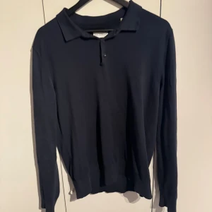 Långärmad pike - Långärmad piké i färgen mörkblå från the glory days. Nypris ca 899 säljer för 400kr knappt använd. Den är i storlek L