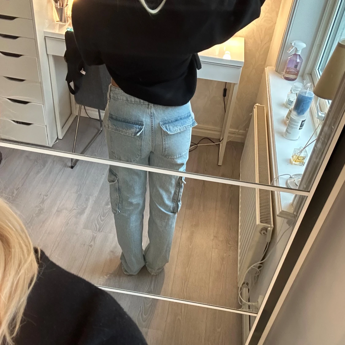 Ljusblå cargojeans med raka ben ifrån Ginatricot - 3