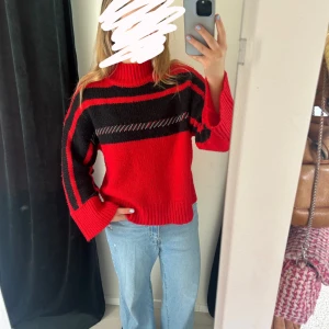 Stickad tröja - Stickad röd tröja i bra skick, men svarta ”ränder” (se bilder). Knappt använd. 