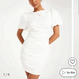 Nelly klänning - En supersöt klänning från Nelly, aldrig använd. Slutsåld och nypris 599, jag säljer för 250kr❤️Perfekt till studenten eller andra tillfällen🥰 Säljer då den inte kommer till användning. Skriv för fler bilder eller vid frågor!