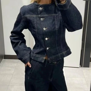 Mörkblå jeansjacka med knappar - Helt slutsåld från Gina tricot, strl M men passar s! 700 kr nypris, mitt pris 450 kr