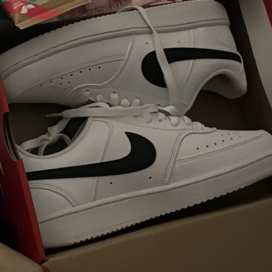 Oanvända Nike Court Vision Low sneakers vit/svart - 1