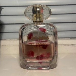 Escada Celebrate N.O.W. EDP - Den är 80 ML som syns på sista bilden. Halva kvar. Kartongen saknas, tyvärr. Doftar vanilj och blommigt. Säljer då jag har för många parfymer och inte sträcker mig efter denna längre. Skriv ifall du undrar något eller vill ha fler bilder!🍦🌸