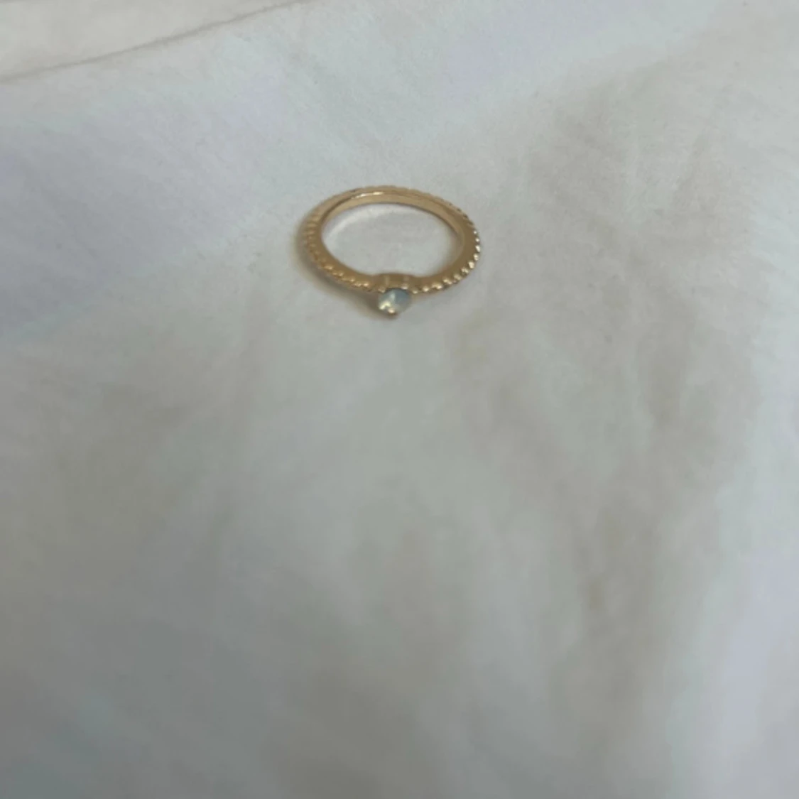 Två guldiga ringar med detaljer - 2