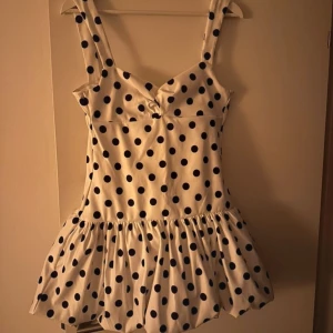 Prickig klänning Zara  - Så fin 