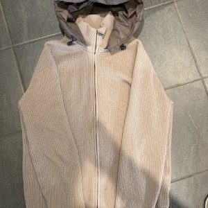 Cardigan Massimo dutti - En helt sjukt fet cardigan från Massimo dutti  som är otroligt eftertraktad och som ej går att köpa ✅ rekommenderar längs ca 175-185 beroende på kroppstyp. Kan förekomma noppor