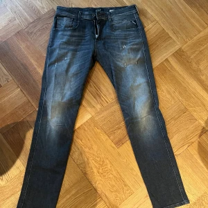 Replay jeans - Replay sustainable lab Anbass slim fit (superior) i storlek 33/32. Jätte fina jeans men inte min typ av passform därav säljs dom , använda fåtal gånger. Mer frågor skriv gärna till mig!