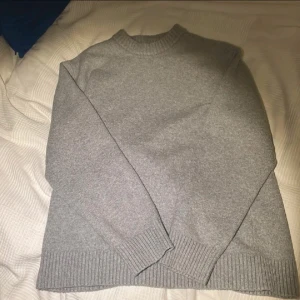 Grå stickat tröja från Jack & Jones - Säljer en stilren stickat tröja från Jack & Jones i storlek M, endast använt en gång och tvättades. Original pris ligger på 599 kr