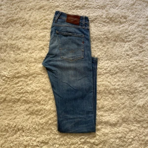 Blåa Replay Anbass jeans - Skick 8,5/10, Inga tydliga defekter. Storlek W31 L34 Modell Anbass vilket är slimfit. Gåva ingår vid köp!