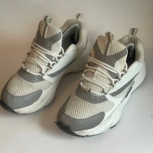 Vita sneakers med reflexer  - Snygga vita b22 sneakers med reflexer, kontakta vid några frågor 