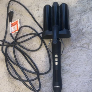 Lock tång - ((Ordinarie pris 889kr, jag säljer för 299kr!❤️priset kan såklart diskuteras)) En lock tång som gör håret vågigt och jätte fint men jag har slutat använda värme så jag säljer den❤️❤️ Den är knappast använd och är från lyko. 