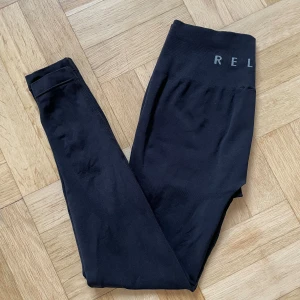 Relode tights prime seamless svart M - Prime seamless tights (utan scrunch) storlek M. Köpta på plick men var tyvärr för stora för mig. Snygg modell och strechigt tyg, fint skick!