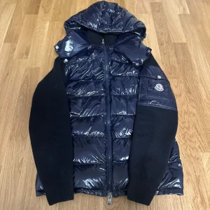 Säljer en jätte fin storlek S moncler cardigan mörkblå med luva  - Hej jag säljer en jätte fin moncler cardigan med luva det är storlek S om ni vill ha mer info så kan ni bara höra av er😊