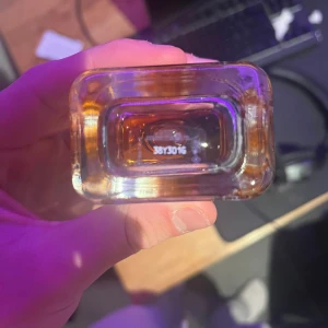 Emporio Armani parfymflaska - Snygg parfymflaska från Emporio Armani med texten 'Stronger With You Intensely'. Perfekt för dig som vill ha en stilren och modern doft på hyllan. Volym och ingredienser syns inte tydligt på bilderna.