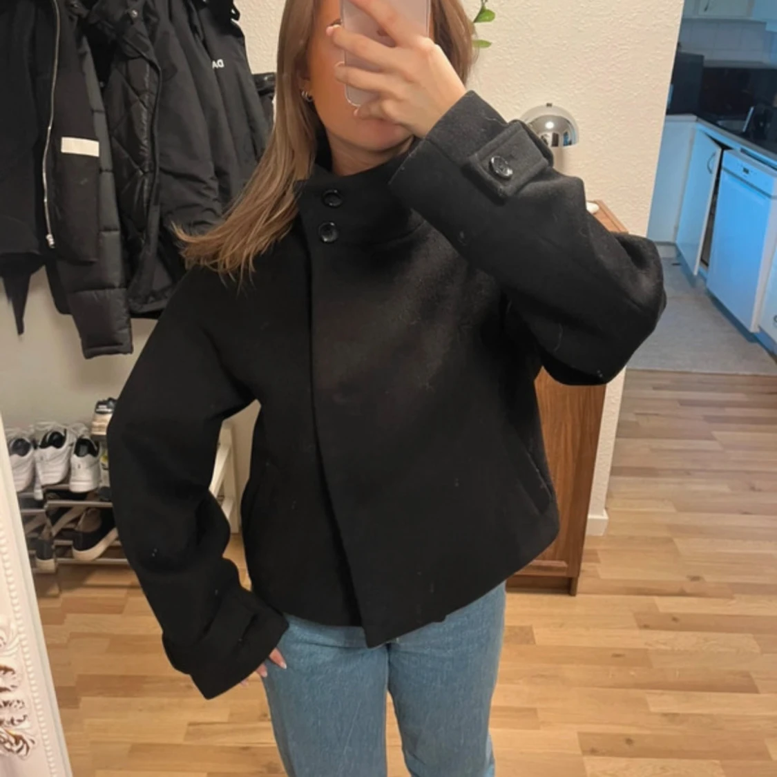 Svart kort kappa från NA-KD