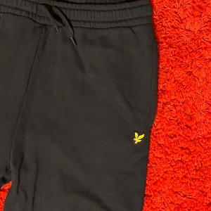 Lyle & scott mjukisar - Svarta och sköna lyle n scott byxor i fin kvalitet! Passar bra för chill eller träning🙌