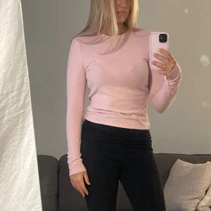 Ljusrosa mysig tröja - Supersöt ljusrosa långärmad tröja i mjukt och stretchigt material. Storlek S men passar mig som är storlek s/m! 😊