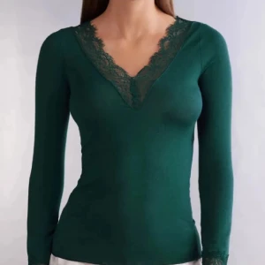 Grön tröja från Intimissimi stl S - ULTRALIGHT - Långärmad tröja.  9% cashmere från Intimissimi. Svårt att fota färgen men den är som bilden från butiken. Jättefin! Hämtas i Hägersten om du vill slippa frakt. Var även uppmärksam på när Plick erbjuder fraktfritt ibland på dyrare plagg. Följ mig gärna. Har mycket att lägga ut! 