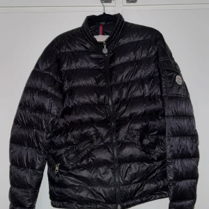 Moncler Agay - Säljer min Moncler Agay från miinto då den inte kommer till användning något mer. Storlek 3 motsvarar M.                             Slarvat bort kvittot! Därför så billigt pris.
