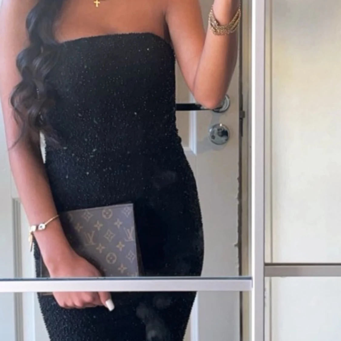 Glittrig svart axelbandslös långklänning - 3