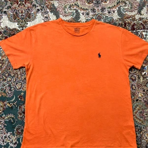 Orange polo Ralph lauren T-shirt  - Orange Ralph lauren tröja. Storlek:S sparsamt använd. Pris går att diskutera.