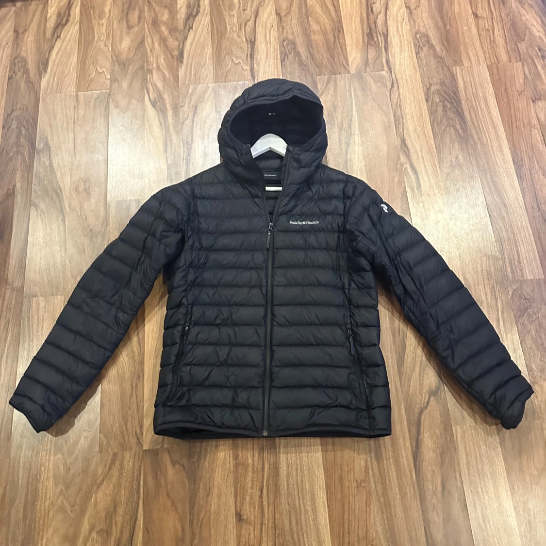 Svart dunjacka Peak Performance L