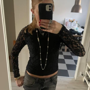 Svart spetsblus med öppen rygg - Säljer en svart vintage långärmad topp i spets💖💖💖