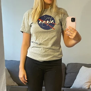 Äkta NASA tröja! - Säljer en äkta NASA tröja, köpt på NASAs rymdstation i USA. 🚀