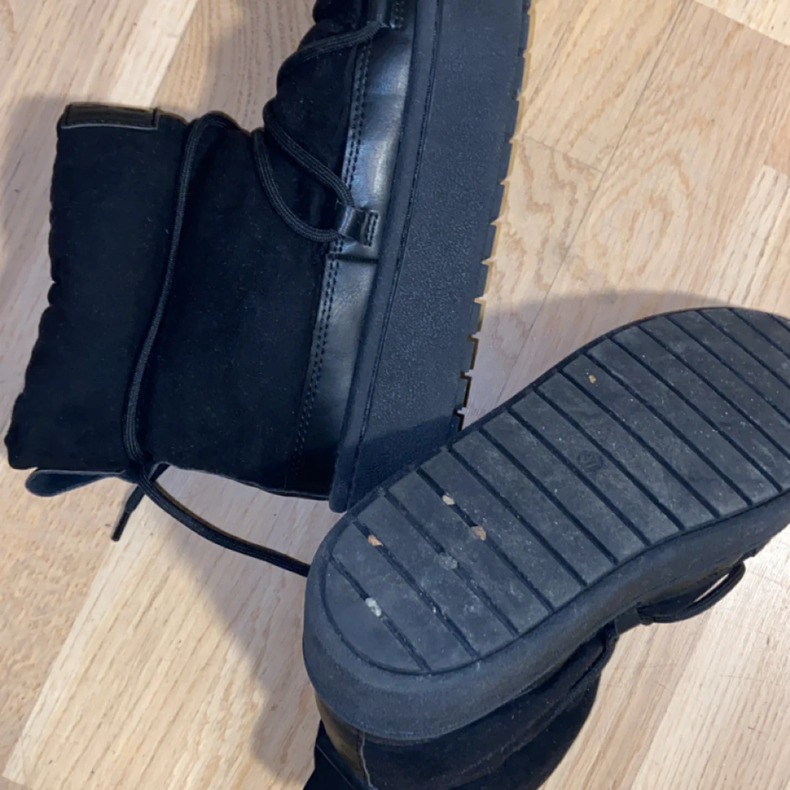 Svarta moon boots med snörning - 1