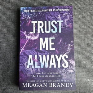 Trust Me Always - En modern, känslosam berättelse om kärlek, svek och college-liv. Perfekt för dig som gillar sport, romantik och drama. Följ med på en resa fylld av känslor, fejkdejter och oväntade vändningar bland universitetets footballspelare och playboys.