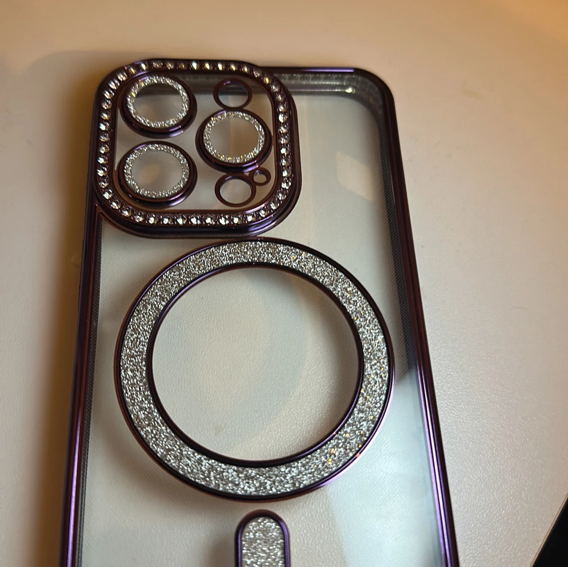 Glittrigt MagSafe skal till iPhone 14 Pro  - 1