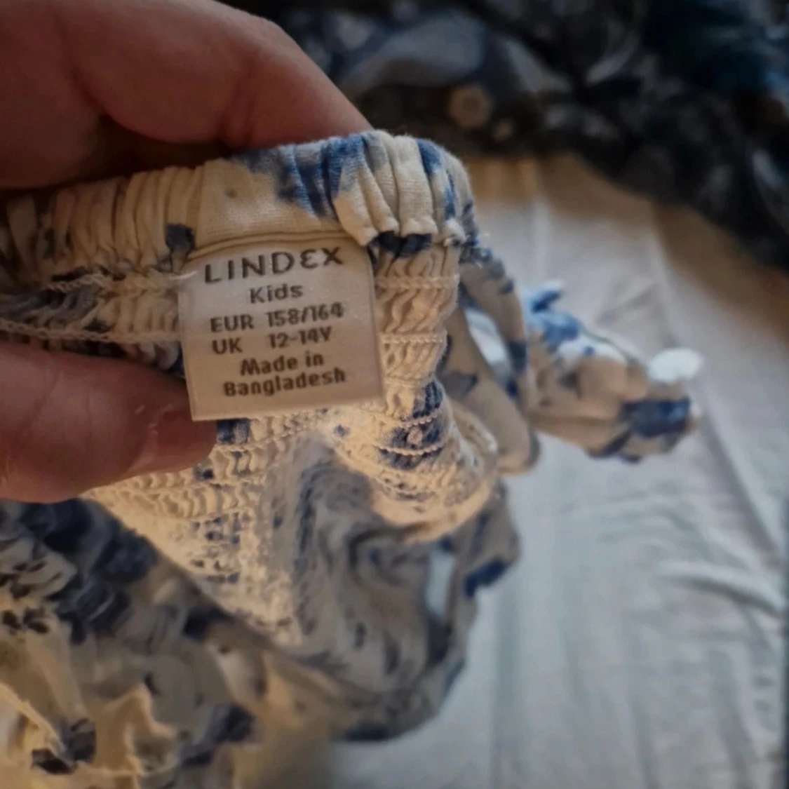 Blommig vit och blå blus från Lindex - 2