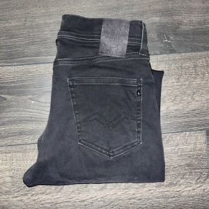 Replay jeans - Svarta skinny jeans från Replay med klassisk femficksdesign och diskret logga på bakfickan. Jeansen har smal passform. Midja 34cm, längd 96cm. OBS STORLEK 158cm / 14 år. Ifall det inte finns någon bild i annonsen där jag bär plaggen jag säljer så är det för att jag ej kan ha storleken heller passformen, så kolla måtten för storlek och googla på modellnamnet för passform 😉s2