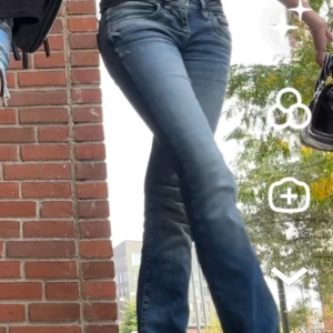 Blå bootcut jeans med slitningar - Nu när mina snyggaste favorit jeans från Ltb blivit förkorta för mig säljer jag dem! Lågmidjade och bootcut - Strl 24 30 i modell Valerie🩷 Använda men visar absolut inget tecken på det, ingen defekt! Köpta för 800kr och kom gärna med prisförslag❣️