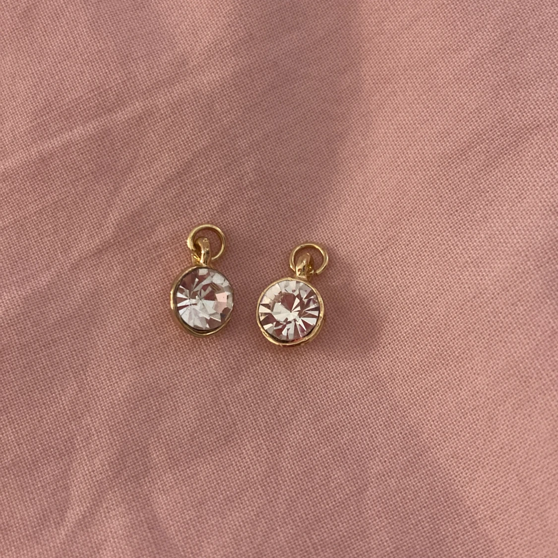 Guldiga berlocker med glittrande stenar 💎💎💎