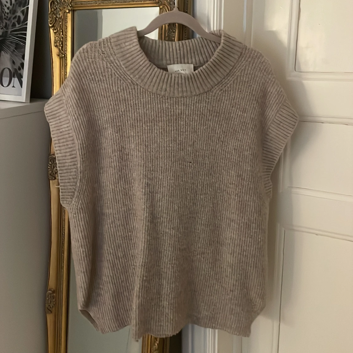 Beige stickad väst från Neo Noir - 1