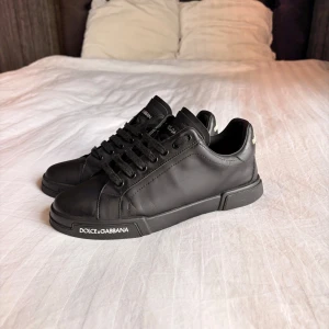 Svarta sneakers från Dolce & Gabbana - Säljer mina Dolce & Gabbana skor då dem ej kommer till användning något mer. Skorna är köpta för någon månad sedan och har används fåtal gånger sedan dess. Storleken är 44. Priset går att diskutera vid snabb affär!