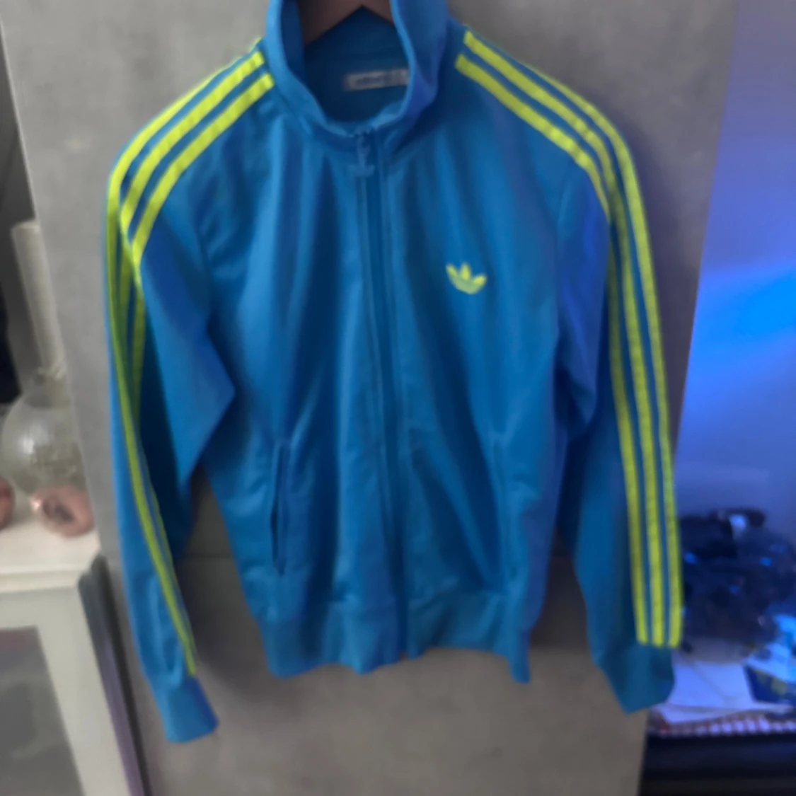 Blå Adidas track jacket med gula ränder