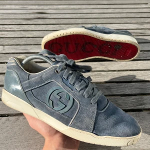 Gucci skor - Tja! Säljer nu ett par snygga och unika gucci skor. Skick; 8.5/10 riktigt bra. Nypris ligger runt 6000kr men säljs nu för endast 1799kr. Hör gärna av er vid funderingar.