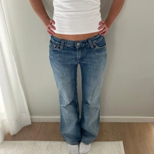 Ljusblå Levis jeans - Ljusblå lågmidjade Levis Jeans i storlek XS. Midja: 37x2 cm innerben: 74 cm