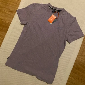 Lila T-shirt Från Superdry - Helt ny lila t-shirt från Superdry. Säljer för den inte passade mig