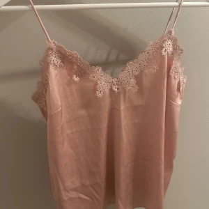 Rosa linne med spets - Superfint rosa linne från Bik Bok i satinliknande material. Storlek XS.