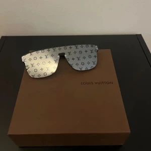 Snygga solglasögon med unikt mönster - Snygga silver färgade solglasögon med unikt mönster 