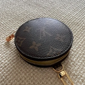 LV Shoulderstrap - Använd en del, men väldigt fin. Kan gå ner i pris vid snabb affär, då jag ej använder denna längre. Pouchette medföljer strap. 