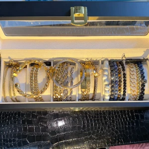 Mix av armband i guld, silver och pärlor - Kan säljas allt för 6000kr