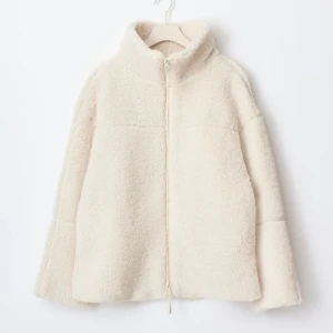 Vit teddyjacka - Mysig teddyjacka i vitt med hög krage och hel dragkedja framtill. Jackan har en loose passform och är tillverkad i mjukt fleece-liknande material som håller dig varm under kyliga dagar. Perfekt för lager-på-lager och enkel att styla till olika outfits. Aldrig använt