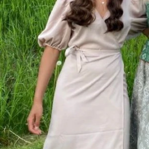 Puderrosa/beige omlottklänning med puffärm - Använd endast fåtal gånger