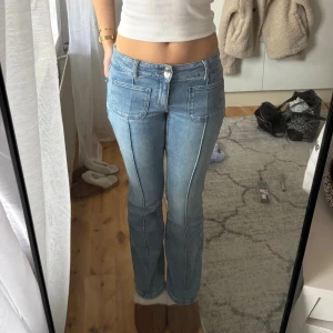 Ljusblå bootcut jeans med söm längs låren - Ljusblå lowwaist bootcut jeans med söm längs låren och ”bakfickor” fram, från Gina tricot💕Superfina jeans utan defekter💕I storlek 158 men passar mig som brukar ha 34/xs! 