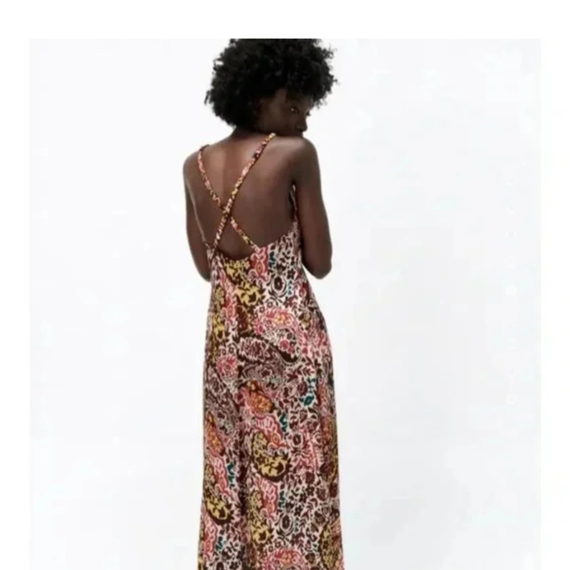 Mönstrad klänning med v-ringning från Zara - 1