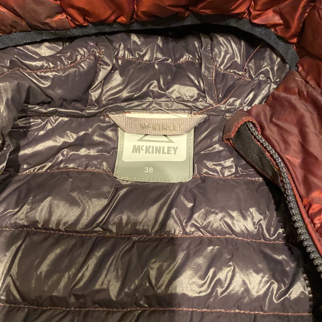 Mörkröd dunjacka från McKinley - 1